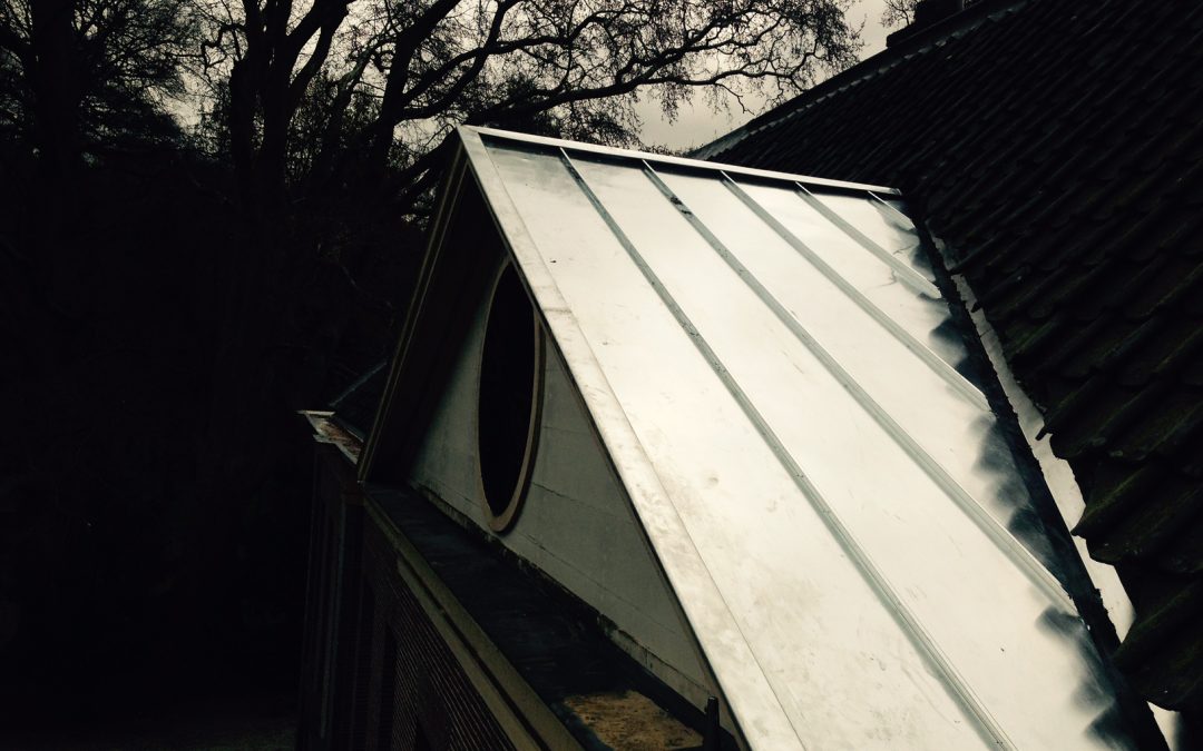 Timpaan bekleed met blank zinken felsbanen