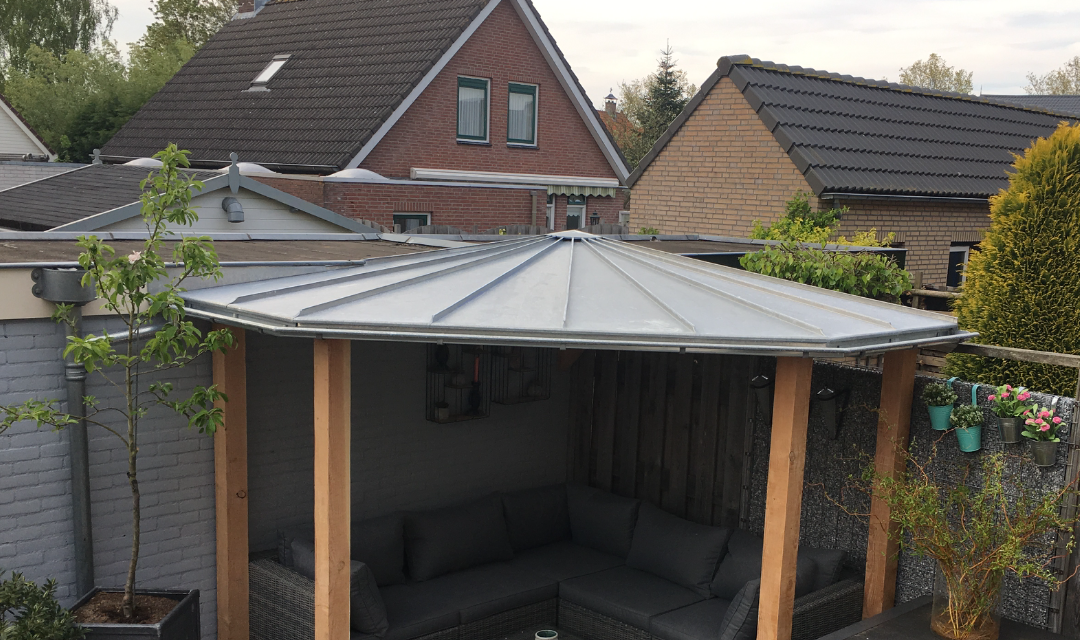 Prieel met blank zinken felsbanen