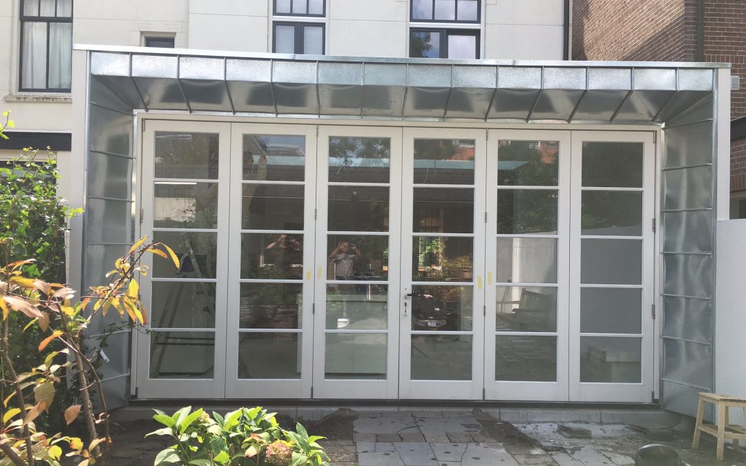 Uitbouw met blank zink omlijsting